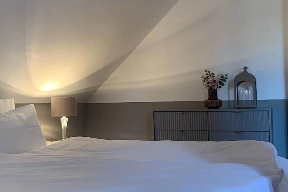 Ganze Wohnung, Ferienwohnung mit Rundum-Wohlgefühl - Blick in den wunderschönen Garten in Sommerach, Fränkisches Weinland