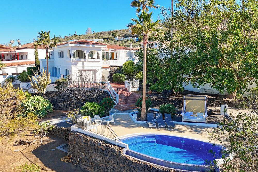 Villa con jardín de 700 m2 con gran jardín y piscina infinity y barbacoa in La Matanza de Acentejo, Tenerife Norte
