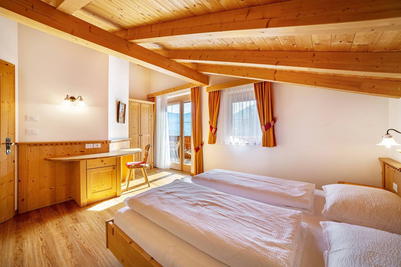 Ganze Wohnung, Ferienwohnung 'Obermoarhof Ifinger' mit Bergblick, Gemeinschaftsgarten und Wlan in Algund, Ortleralpen