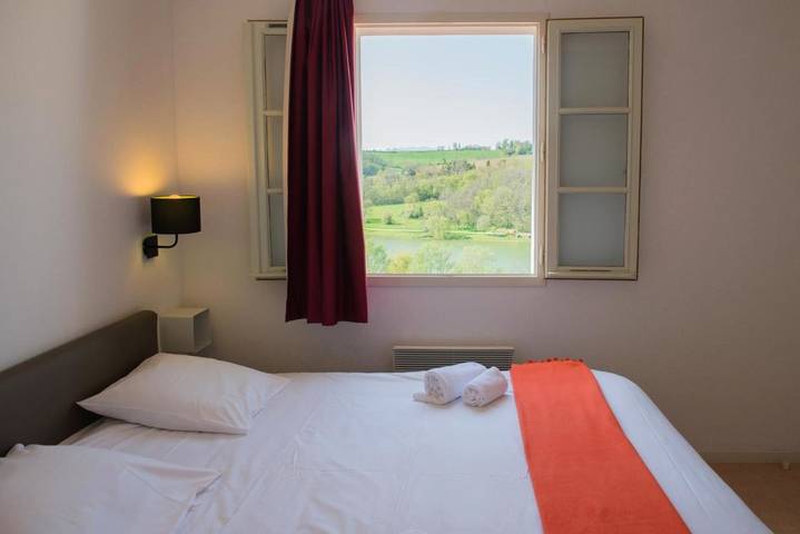 Parc de vacances pour 8 personnes, avec terrasse ainsi que bassin pour enfant et piscine à Carla-Bayle - 4