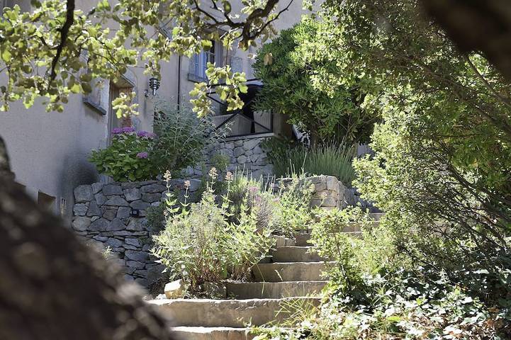 Mazet for 4 people. Les Garrigues Apt building of the valley of Baux Paradou in Paradou, Arles region