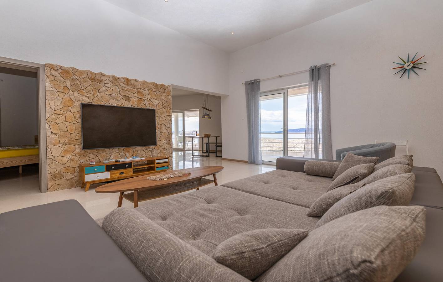 Ganze Ferienwohnung, Gemütliche 120 m² große Wohnung mit Meerblick, WLAN und Parkplatz, 300 m vom Strand entfernt in Jablanac, Naturpark Velebit