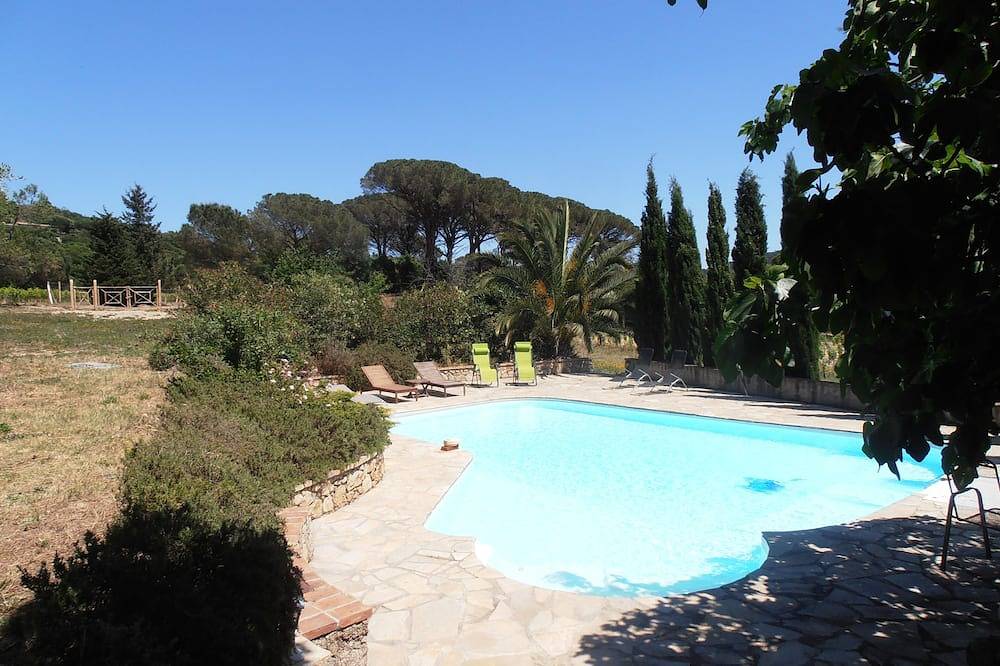 Tradicional villa de piedra provenzal ubicada en medio de los viñedos in Plan-de-la-Tour, Region de Draguignan