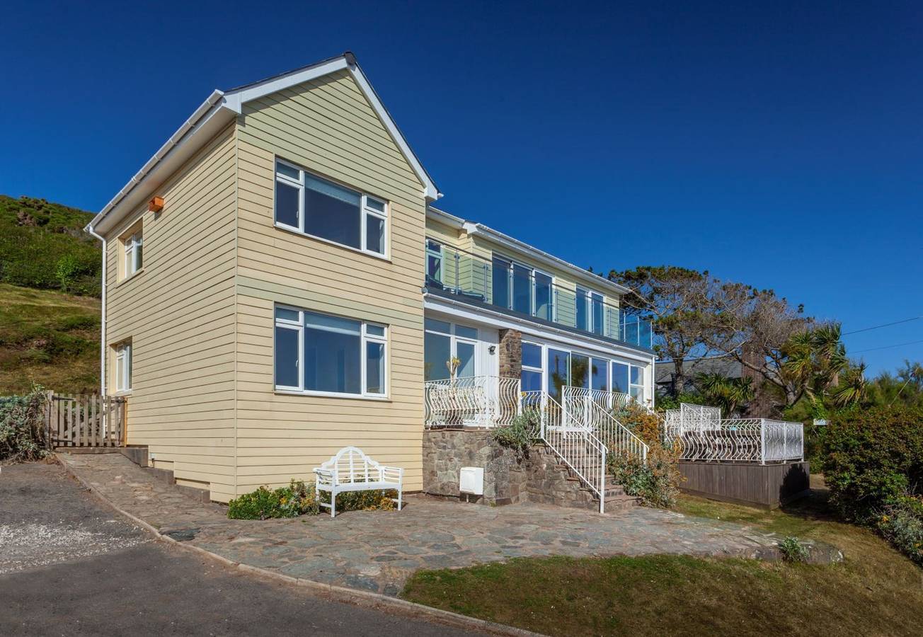 Superb Panoramic Sea Views Sleeps 10 Pet Friendly in Woolacombe, Devon