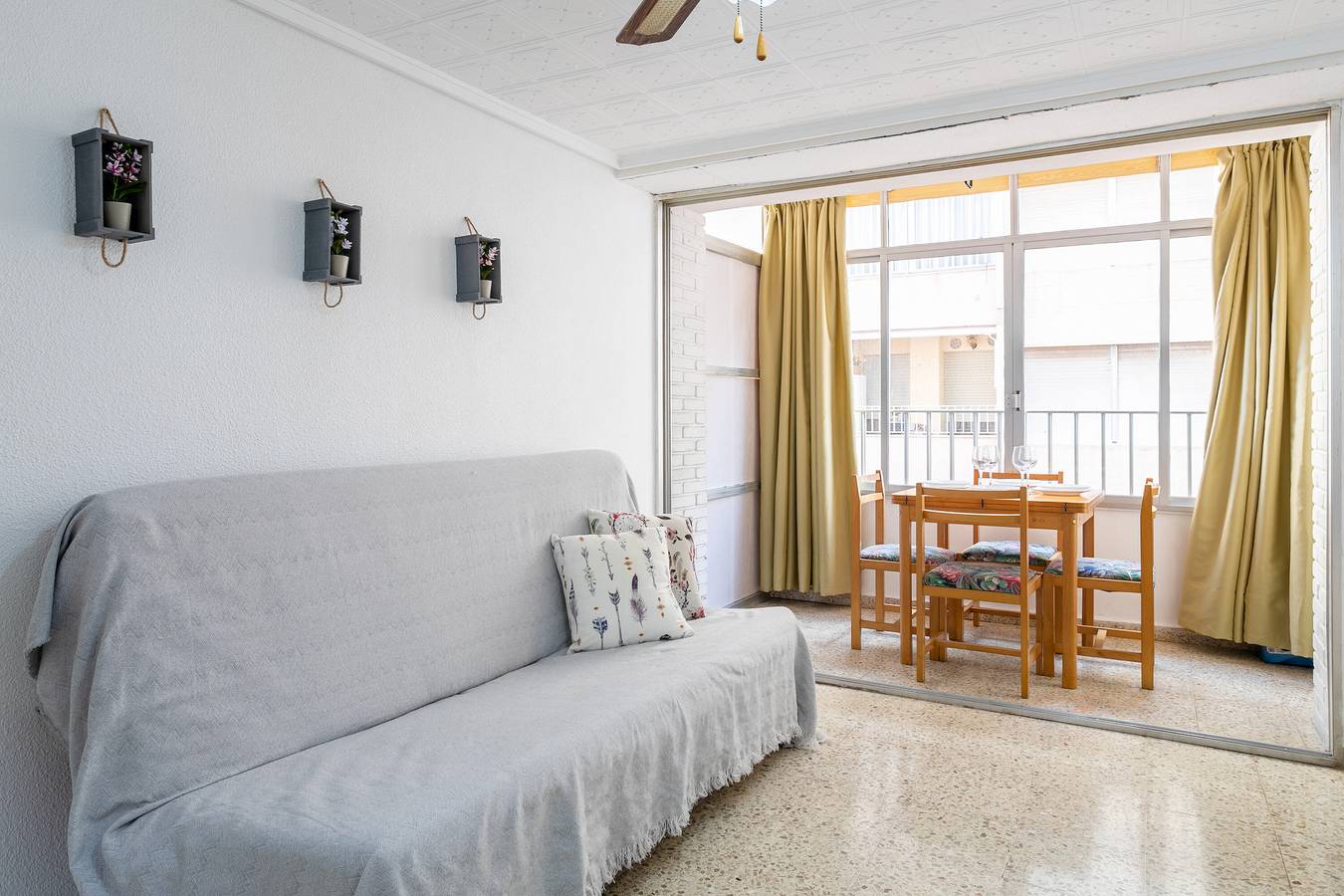 Apartamento entero, Apartamento 'Sunflower Pasaje' con vistas al mar y terraza compartida in Santa Pola, Costa Blanca