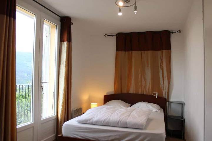 Location de vacances pour 6 personnes, avec piscine et balcon à Contes - 2