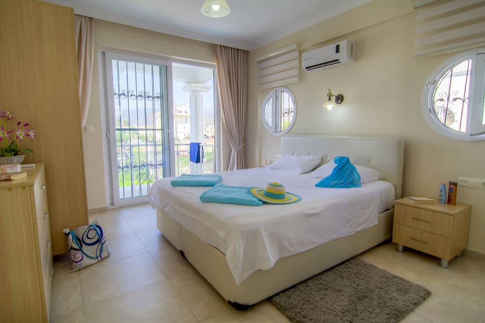 Heated pool, Pool Table, Table tennis. Walking distance to the beach. in Fethiye, Tyrkiske Ægæer