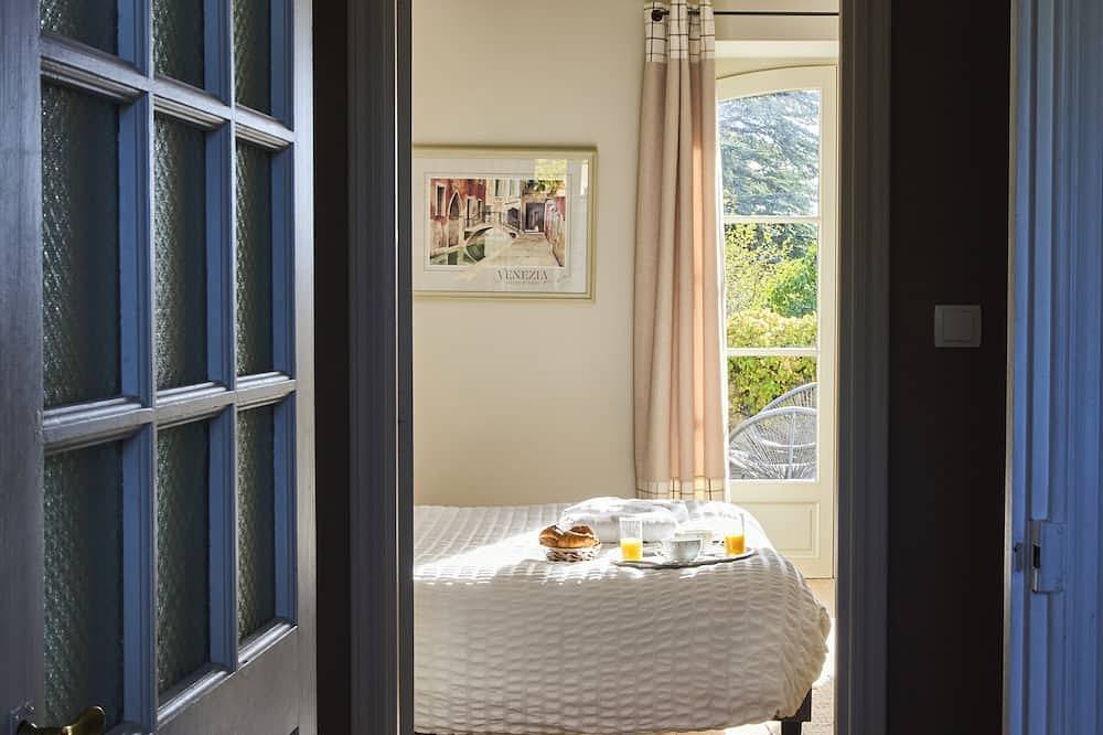 Maison de charme avec piscine, 24 personnes in Vernoux-en-Vivarais, Parc naturel régional des Monts d'Ardèche