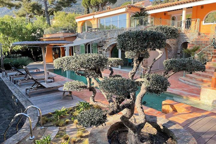 Villa pour 12 personnes, avec terrasse et jardin dans Le Lavandou
