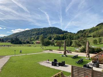 Parc de vacances pour 7 personnes, avec balcon et piscine ainsi que jardin et vue à Habère-Poche