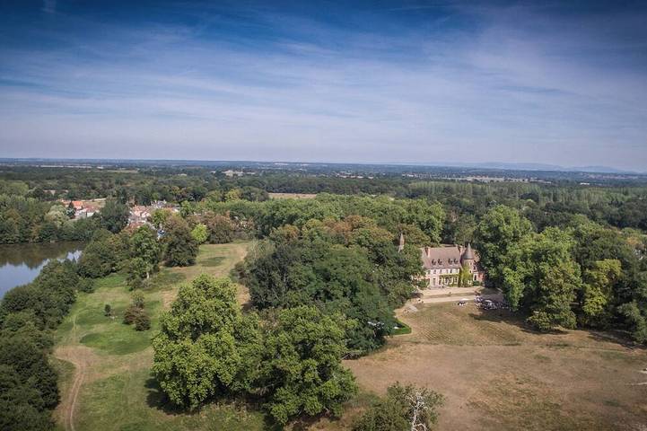 Château pour 15 personnes, avec jardin et piscine en Auvergne