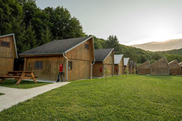 Glamping dla 4 osób, z ogród i widok oraz taras i basen w Słowacja