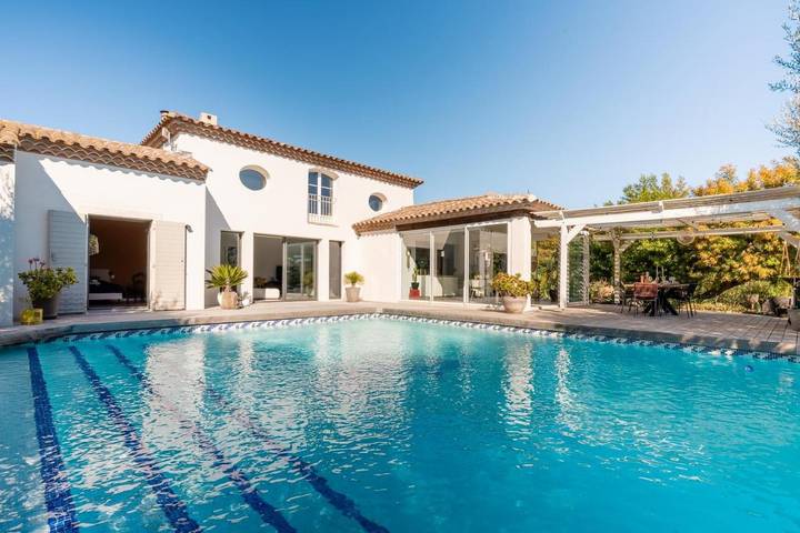 Cottage pour 6 personnes, avec piscine ainsi que vue et jardin dans Golf de Saint-Thomas