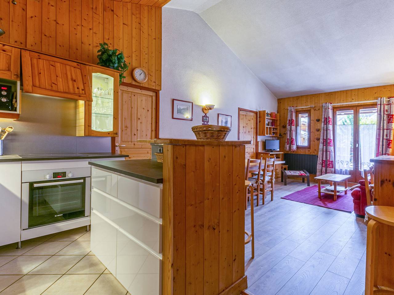 Geheel appartement, Spacious Ski-In/Ski-Out Apartment with Balcony & Wifi - Sleeps 9 in Val-d'Isère, Massif de la Vanoise