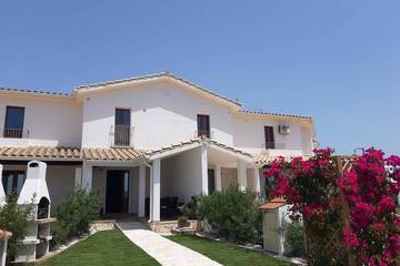 Location de vacances pour 5 personnes, avec jardin ainsi que balcon et piscine à Sant'Anna Arresi