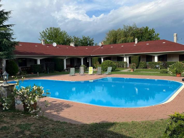 Ferienwohnung für 6 Personen, mit Terrasse und Garten sowie Pool und Ausblick in Szőlősgyörök