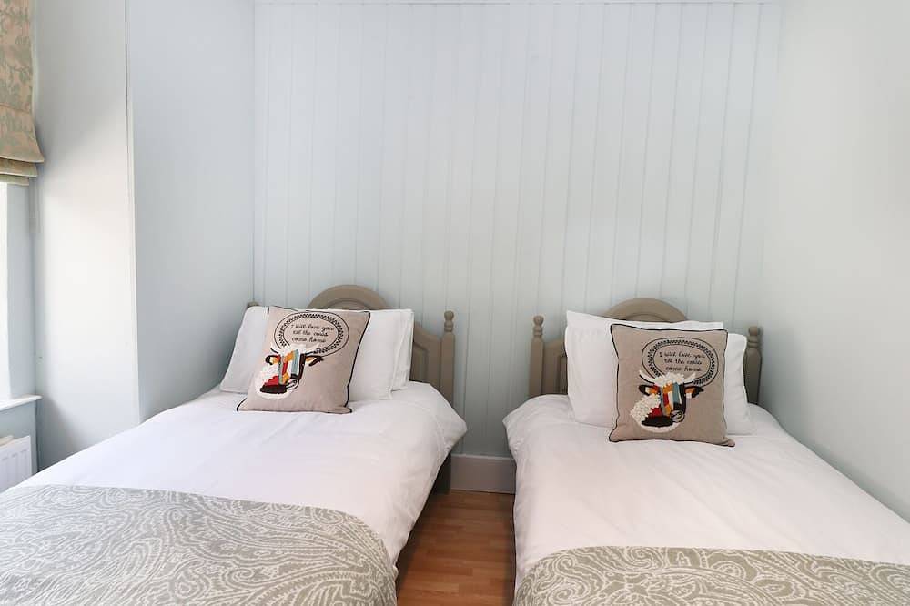 Mill Leat, pet friendly, with open fire in Castleton, Peak District in Castleton, Derbyshire