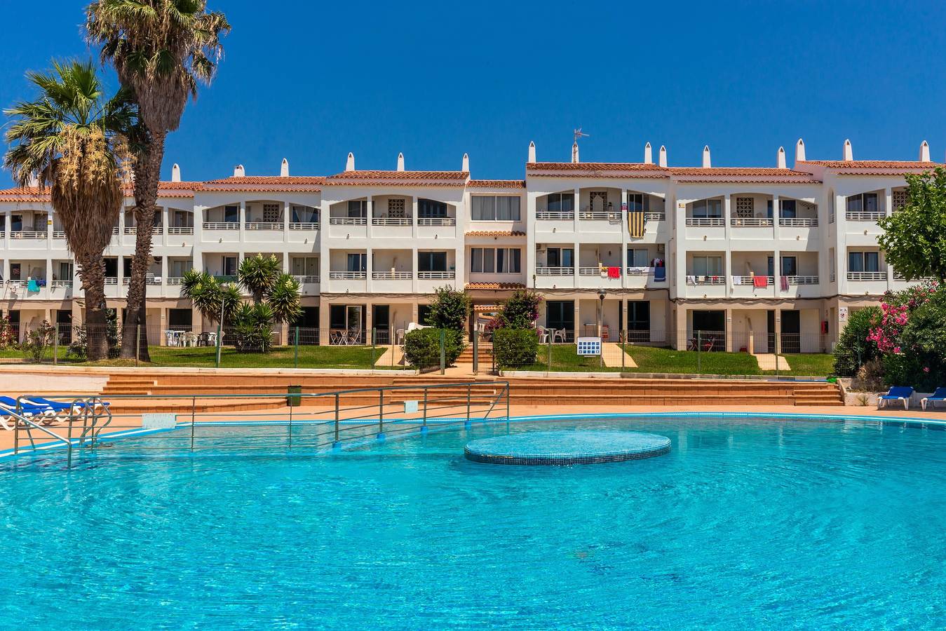 Apartamento inteiro, Apartamento de férias "Cala'n Blanes Park 228" com piscina partilhada, varanda e ar condicionado. in Cala Blanes, Ciutadella de Menorca