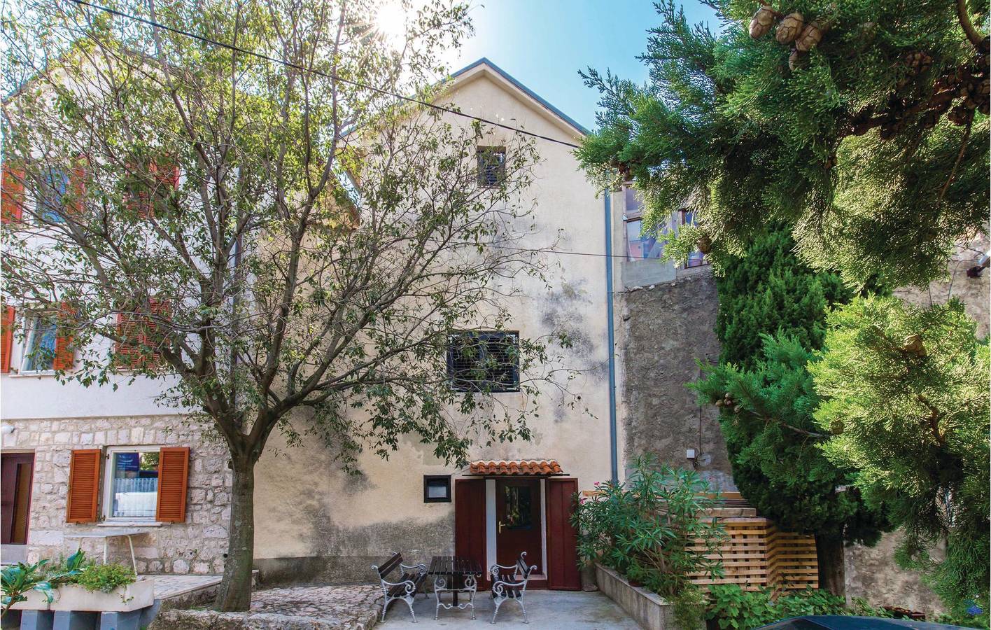 Ganze Ferienwohnung, Gemütlich, 1,5 km vom Strand entfernt: Stilvolles Apartment mit Terrasse und WLAN in Novi Vinodolski, Primorje-Gorski Kotar