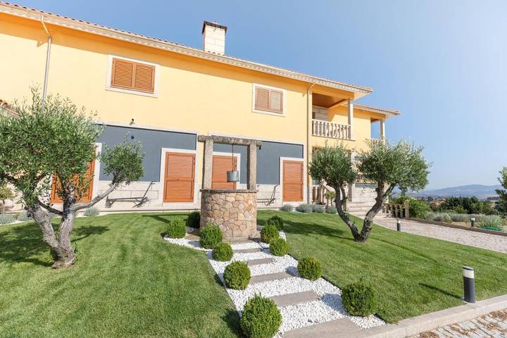 Casa de férias para 2 pessoas, com Terraço e Jardim e ainda Piscina and Vista em Valpaços