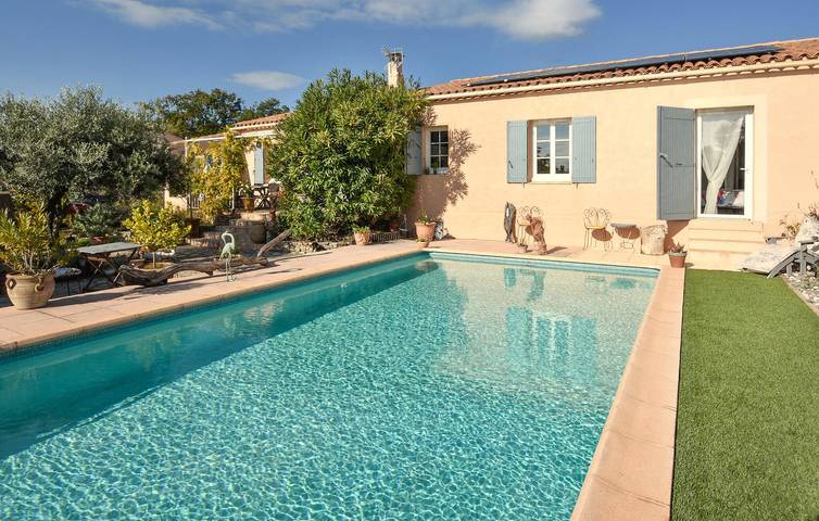 Location de vacances pour 8 personnes, avec vue et piscine ainsi que jardin et terrasse à Cabrières-d'Aigues