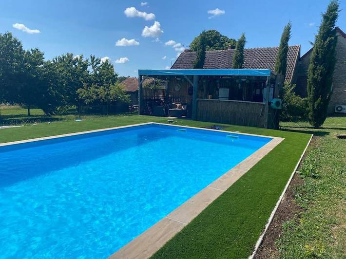 Location de vacances pour 4 personnes, avec piscine et jardin dans Louchy-Montfand