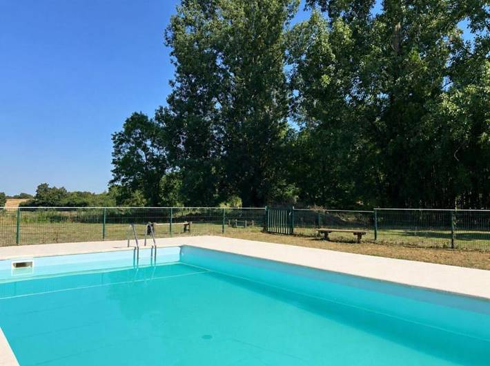 Location de vacances pour 6 personnes, avec Terrasse ainsi que Jardin et Piscine dans Bignac