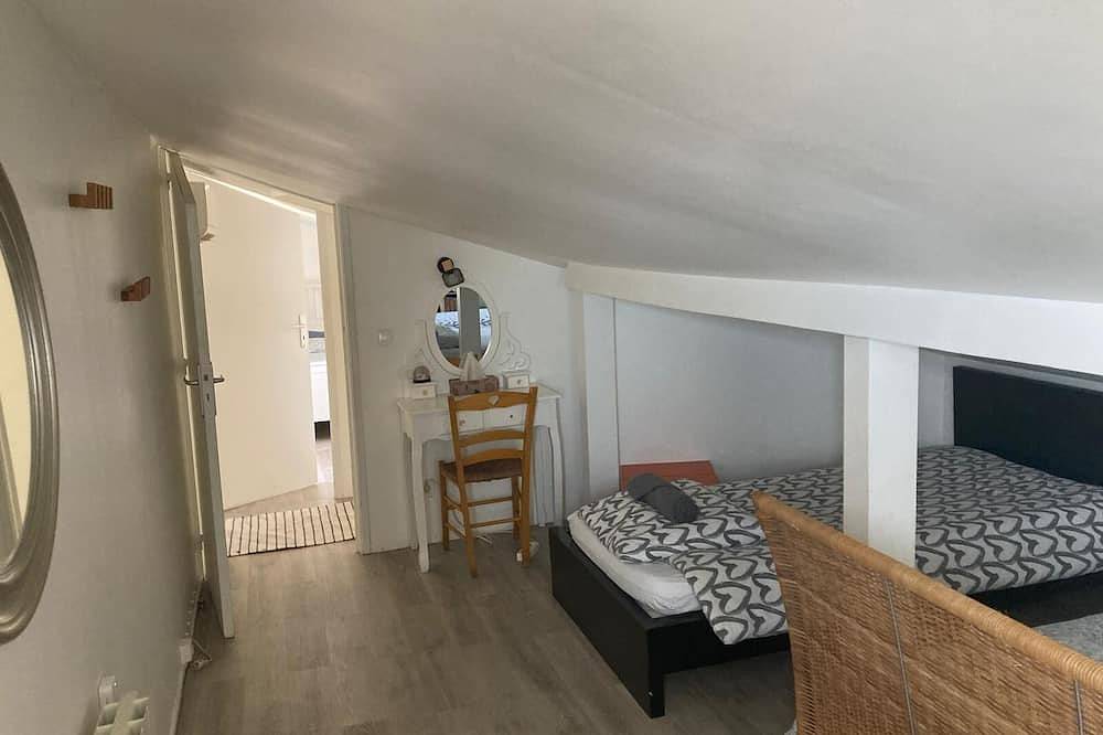 House with garden overlooking Paris and the Eiffel Tower in Champigny-sur-Marne, Val-de-Marne