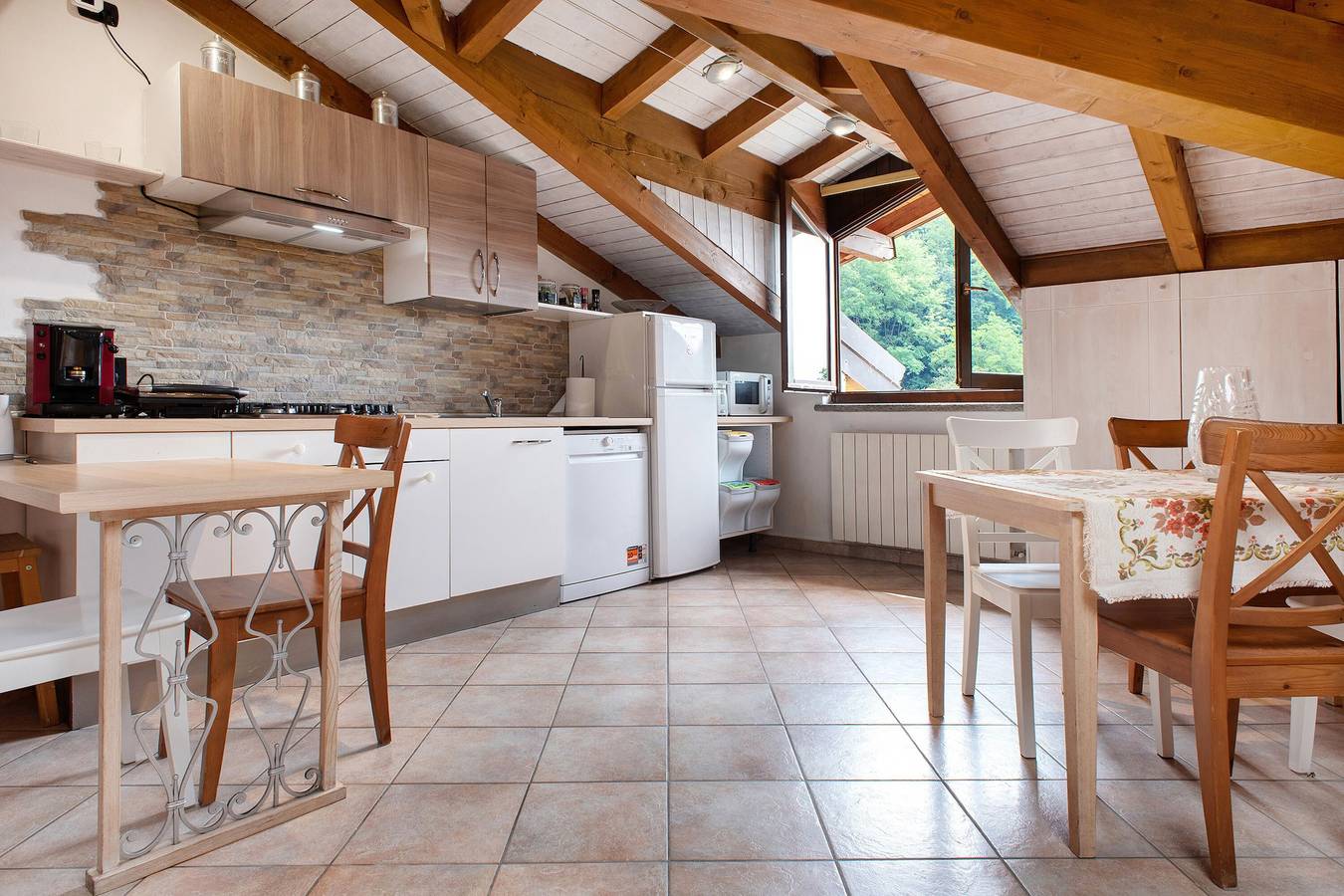 Apartamento inteiro, Apartamento 'Maison Adriano Lago Maggiore' com Wi-Fi in Sangiano, Lago Maggiore (Lombardia)
