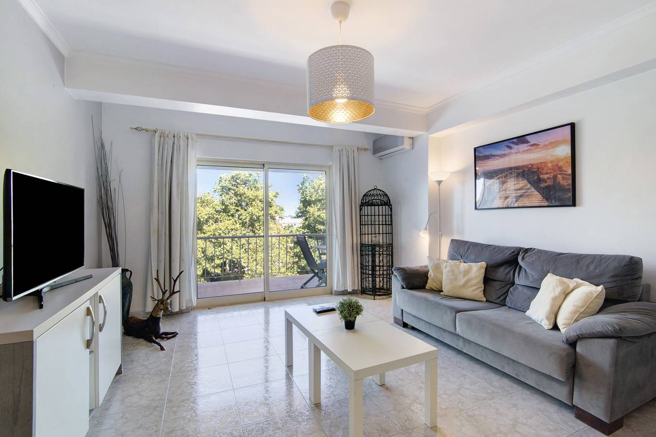 Apartamento inteiro, Apartamento 'Golden Rana' com piscina partilhada, Wi-Fi e ar condicionado in Monte Choro, Albufeira