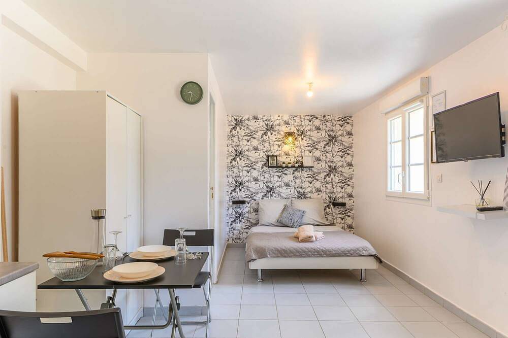 Apartamento entero, Come and discover the cocoon of l'impasse in Tremblay en France with our Deluxe studio! in Tremblay-en-France, Sena-Saint Denis