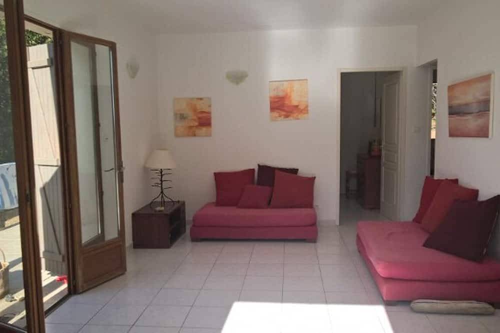 Casa su terreno rialzato formato da 3 grandi restanques fiancheggiate da alberi calmi. in Calcatoggio, Ajaccio e dintorni