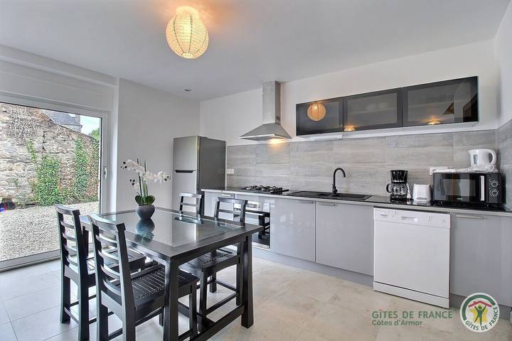 Gîte pour 4 personnes, avec Jacuzzi et Terrasse ainsi que Jardin et Piscine à Jugon-les-Lacs - 3