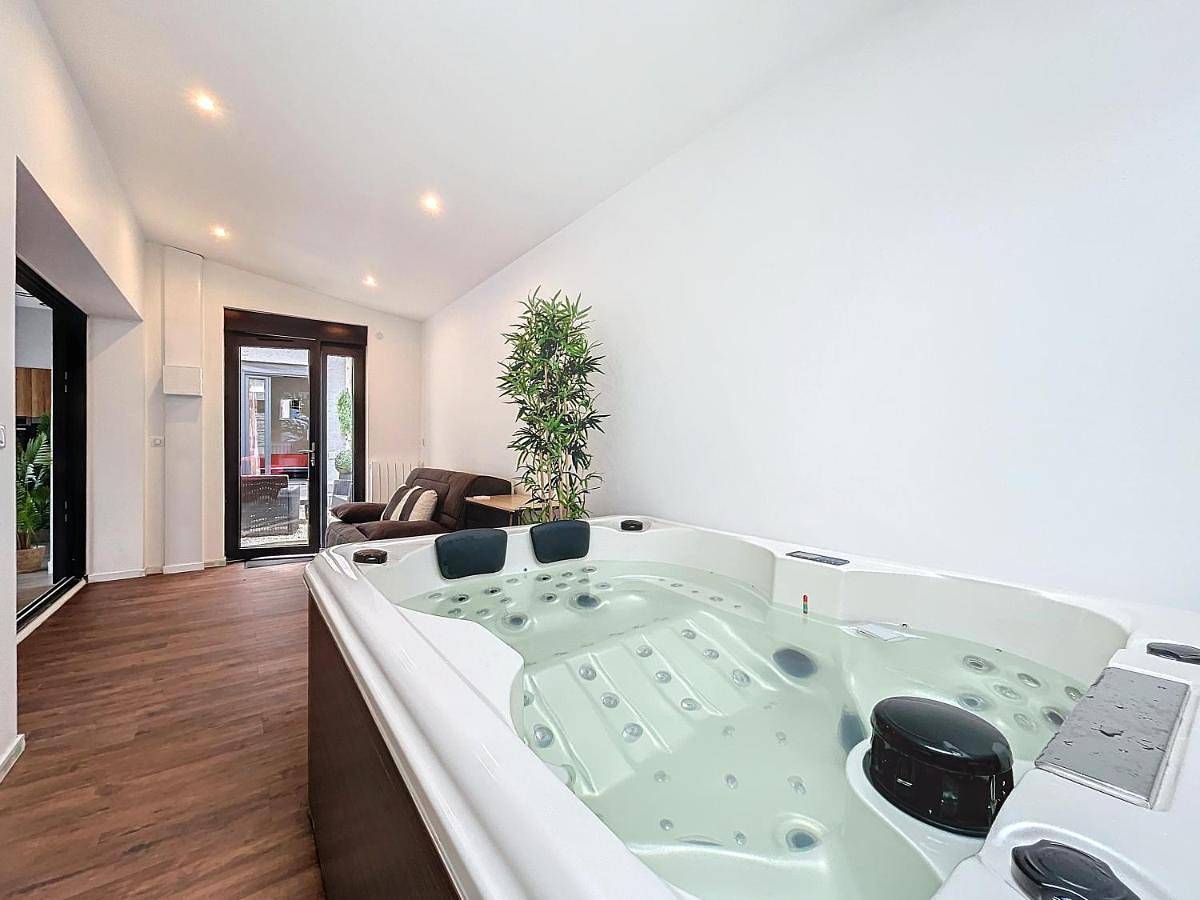 Appartement entier, Loft Terrasse avec Spa proche centre historique in Montluçon, Région de Montluçon