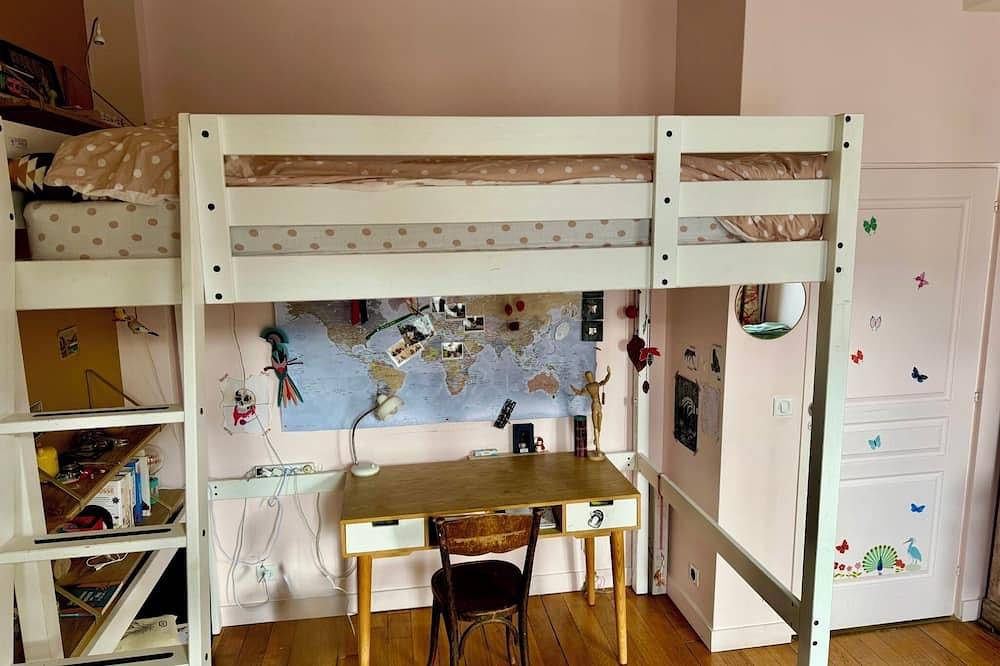 Family home with garden, 50m from the metro. Exceptional charm and calm. in Les Lilas, Sena-Saint Denis