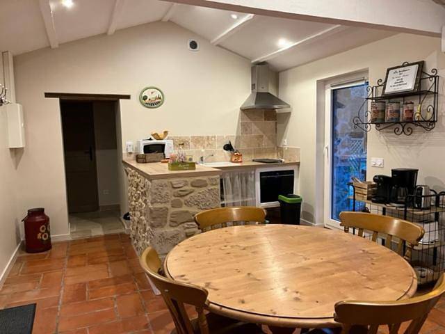 Location de vacances pour 2 personnes, avec Terrasse et Jardin ainsi que Piscine et Vue à Réauville - 4