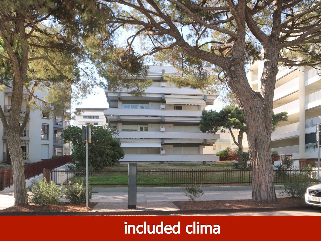 Entire apartment, Sea View Apartment with TV, AC & Parking, 2km from Beach in Lignano Sabbiadoro, Udine Province