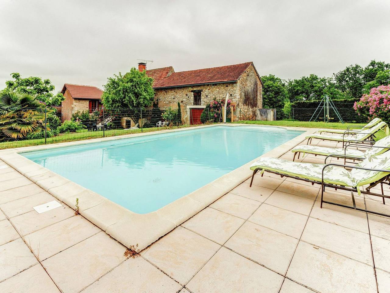 Cozy Holiday Home in Besse with Swimming Pool in Besse, Périgord Noir