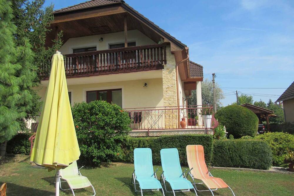 Ganze Wohnung, Ferienwohnung an einem ruhigen Ort, mit schönem Ausblick in Csopak, Balatonfüredi járás