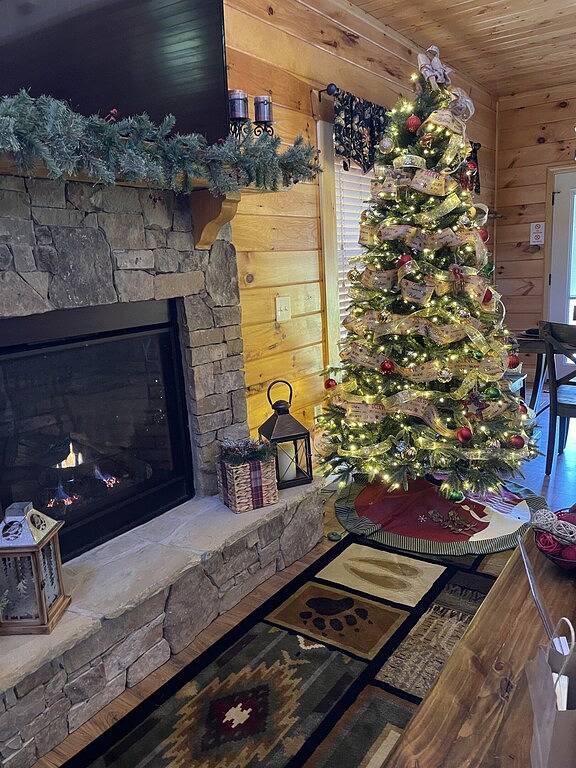 Huckleberry Lodge Spring Fun by Willow Tree Cabins in Blue Ridge Parkway, Maggie Valley