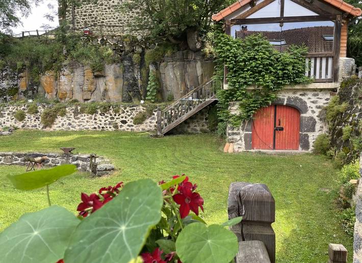 Gîte pour 14 personnes, avec terrasse ainsi que piscine et jardin dans le Cantal - 2