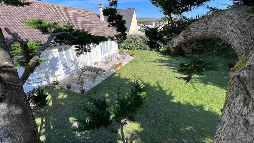 Maison de vacances 'Le Magnolia' avec terrasse privée, jardin commun et Wi-Fi in Surtainville, Côte de la Déroute
