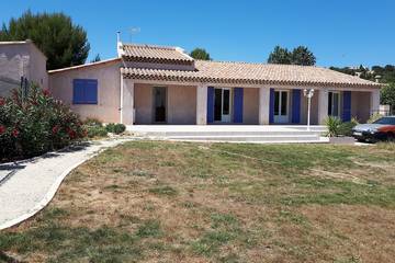 Gîte pour 6 personnes, avec terrasse et jardin à Saint-Mitre-les-Remparts