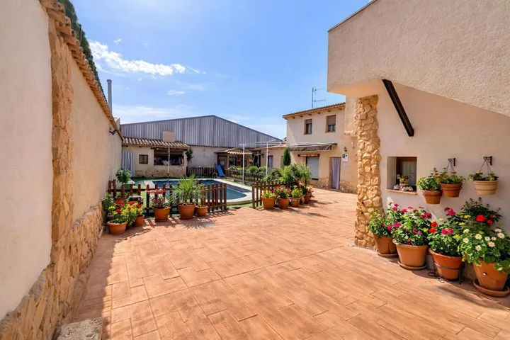 Landhaus für 9 Personen, mit Pool und Ausblick sowie Garten, kinderfreundlich - 1