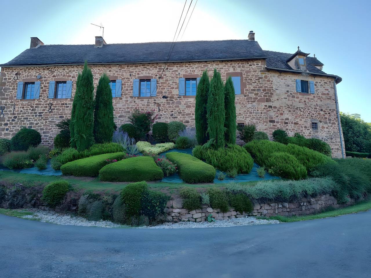 Chambres d’hôtes « Sans Chichi Chambres et Table » avec terrasse, jardin et Wi-Fi in Escandolières, Aveyron