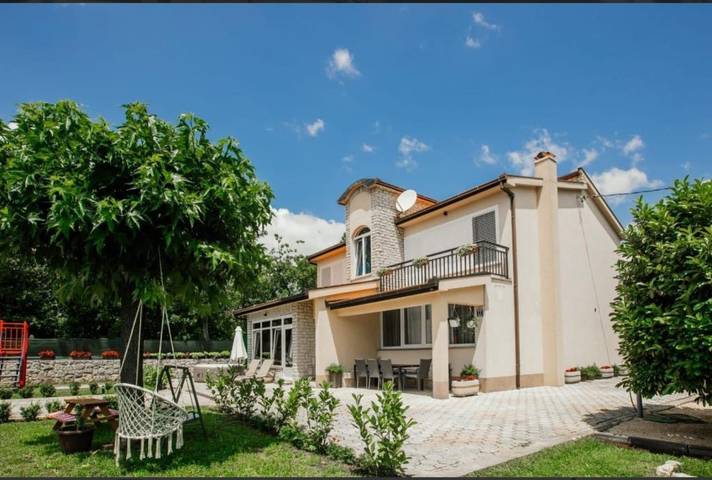 Ferienhaus für 8 Personen, mit Pool und Garten, mit Haustier