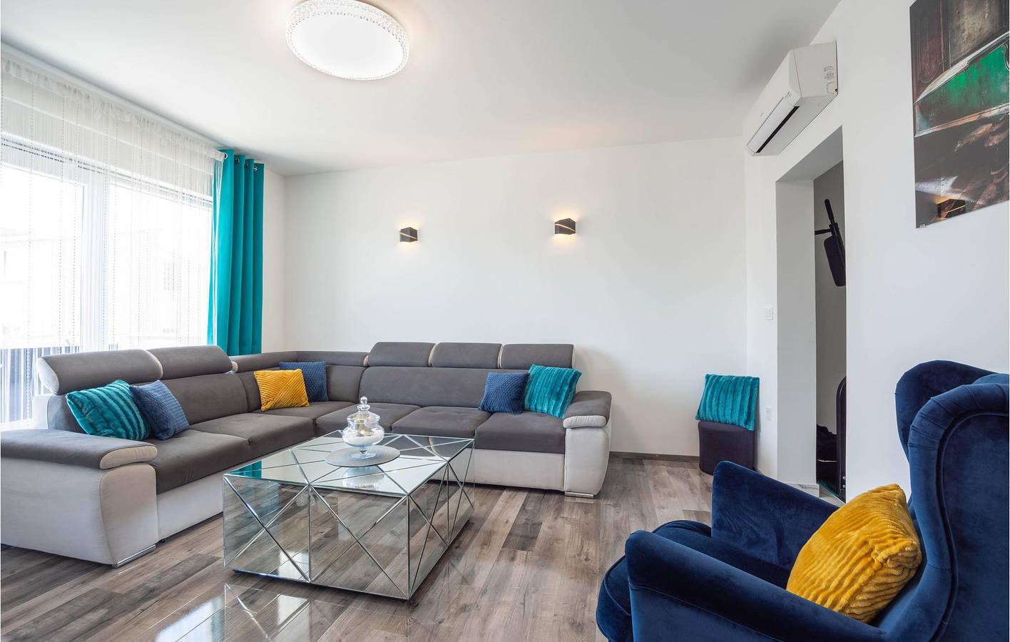 Ganze Ferienwohnung, Gemütlich, 2,5 km vom Strand entfernt: Geräumige Ferienwohnung mit Terrasse und WLAN in Podstrana, Split-Dalmatien