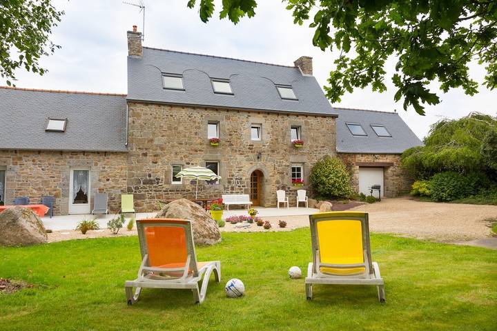 Gîte pour 11 personnes, avec jardin et terrasse à Coatascorn
