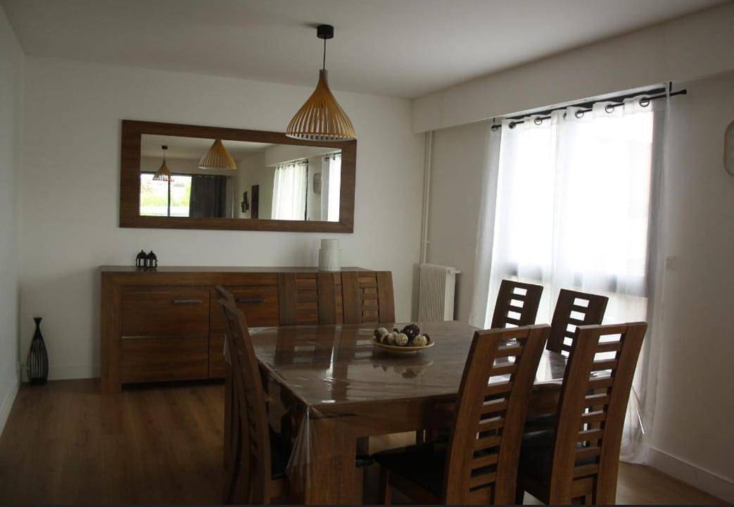 Appartement entier, Three-Bedroom Apartment in Enghien-les-Bains, Val-d'Oise
