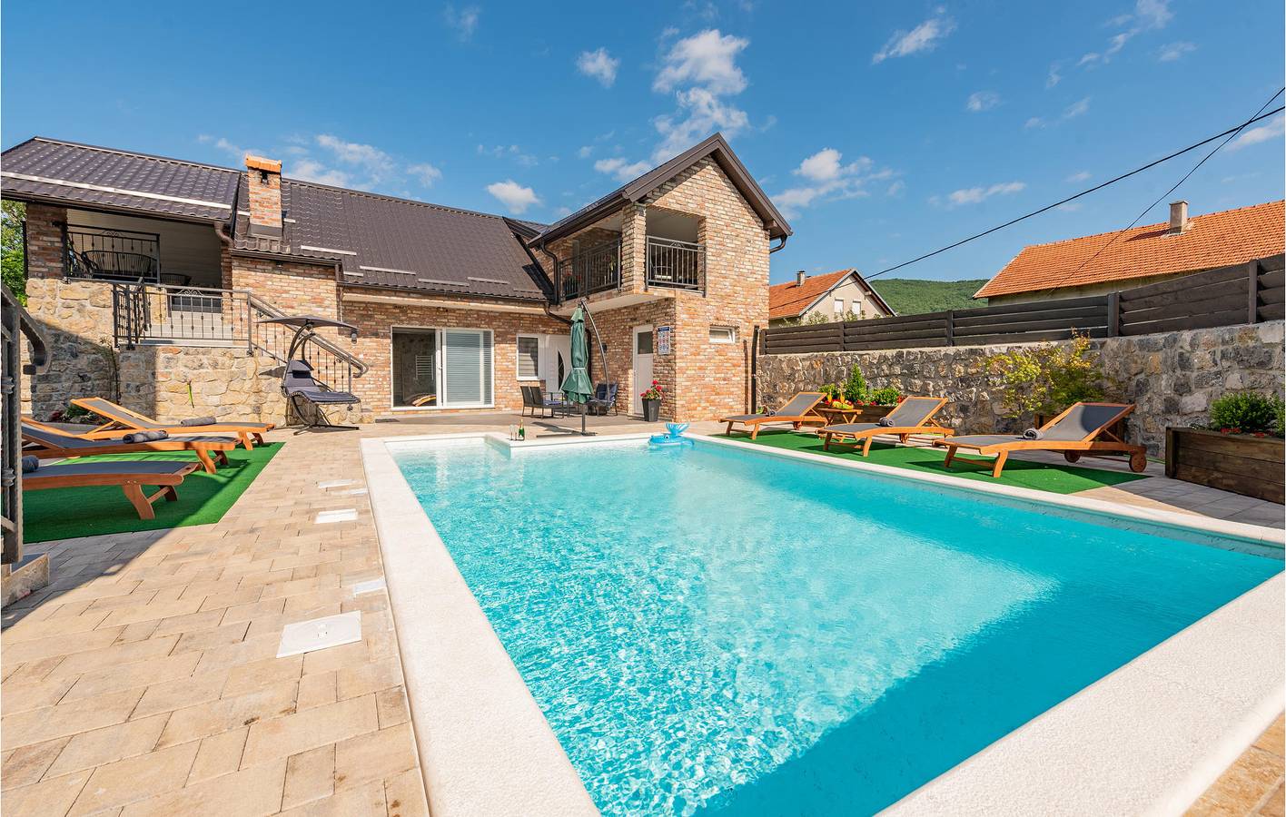Ganze Ferienwohnung, Gemütliches Apartment mit Pool, Terrasse und Parkplatz in Gračac, Zadar